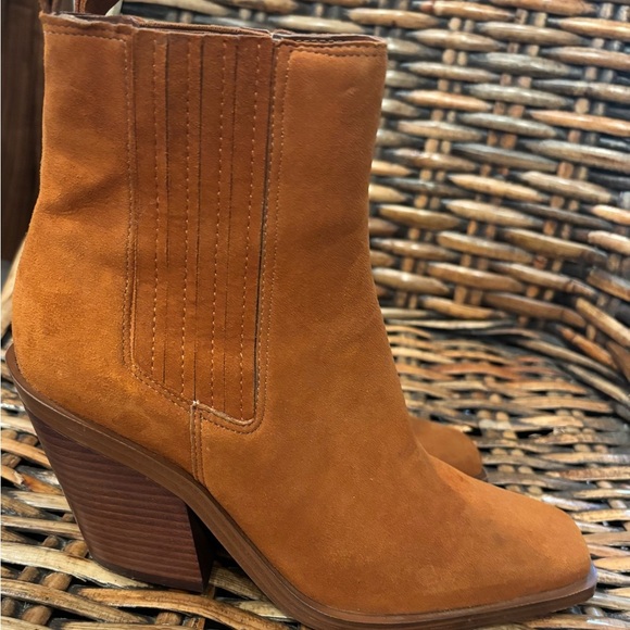 Vince Camuto Ackella caramel suede heeled Western boots in size 8 - Picture 13 of 13